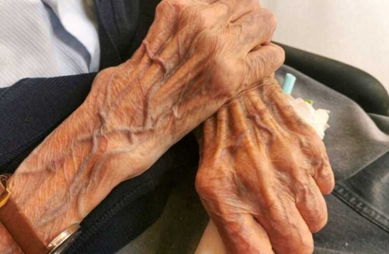 Az időseket éheztetik, miközben a migránsokat szállodákban helyezik el Svédországban