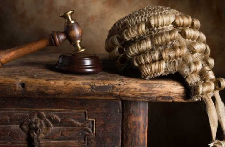 Köcsögkirály, a mutujok és a parókás ügyészek…