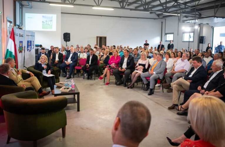 Lázár János: ha az emberek most kiállnak a kormány mellett, akkor a béke mellett állnak ki