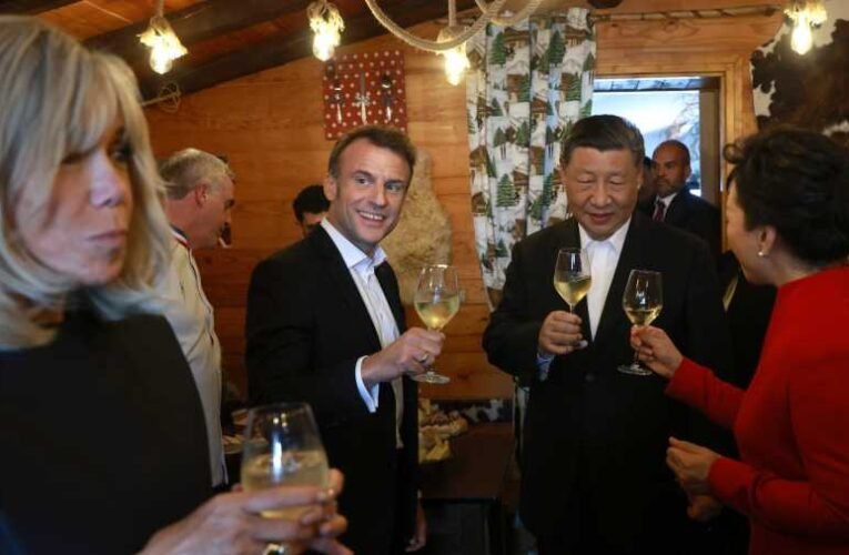 Macron hiába próbált a kínai elnök kedvében járni: Airbusok helyett csak néhány konyakot tudott „eladni” neki