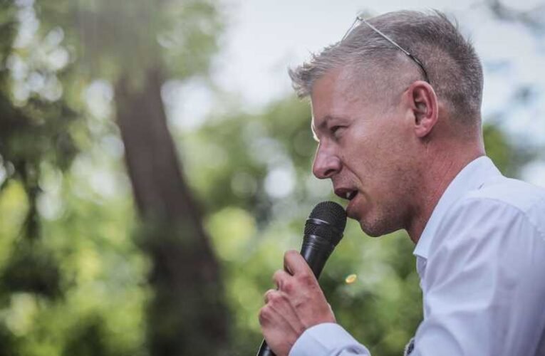 Újabb csontváz dőlt ki: a Diákhitel Központ vezetőjeként Magyar Péter több szerződést is kötött haverja cégeivel