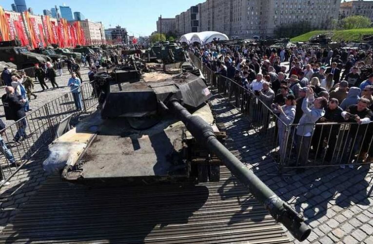 A NATO megpróbál bekeményíteni – Moszkvai kiállítás NATO-fegyverekből