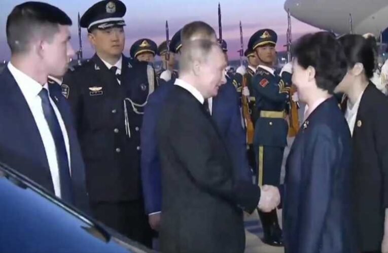 Vlagyimir Putyin Pekingbe érkezett