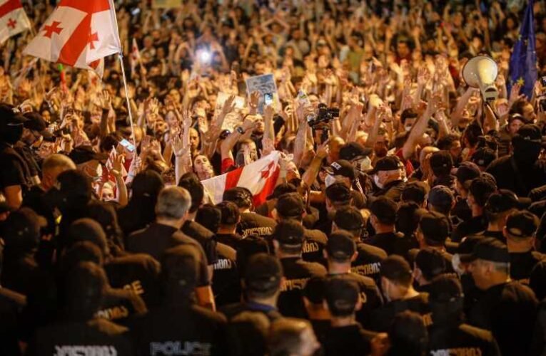 Könnygázt és vízágyúkat vetettek be Tbilisziben a „külföldiügynök-törvény” miatt tüntetőkkel szemben