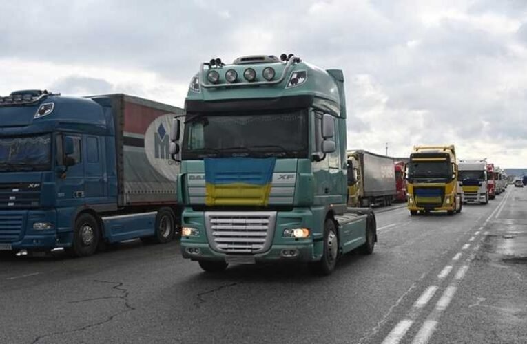 Lázadnak az ukrán kamionosok a mozgósítási törvény ellen