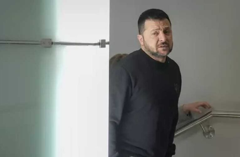 Összecsaphatnak a hullámok Zelenszkij feje fölött