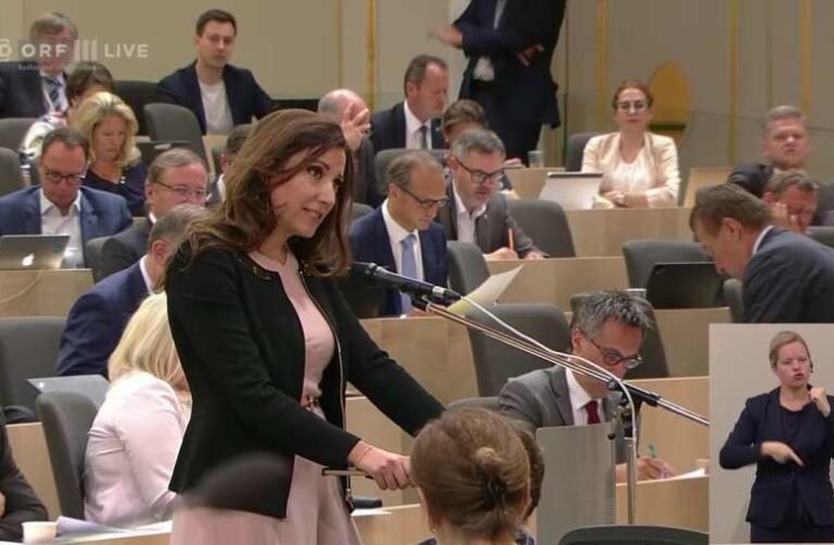 Brüsszelnek üzent, Orbán Viktort méltatta az Osztrák Szabadságpárt