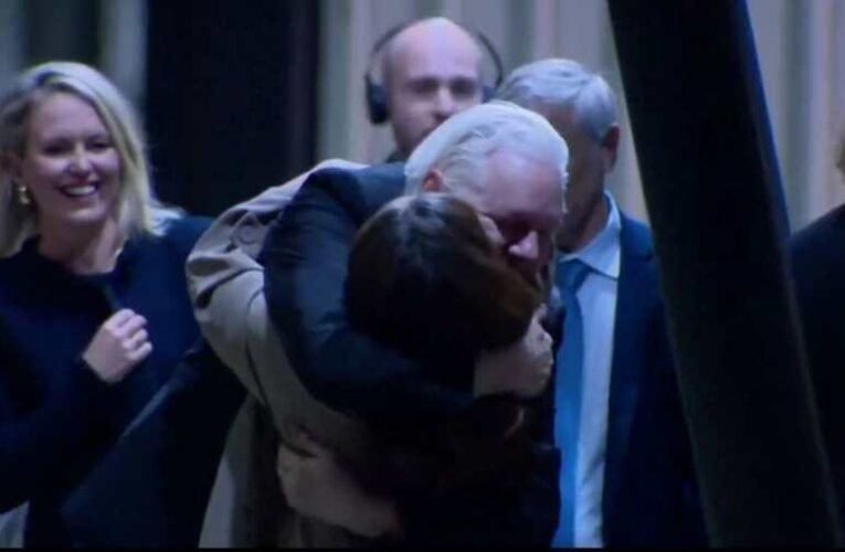 Julian Assange hazaérkezett Ausztráliába (videó)