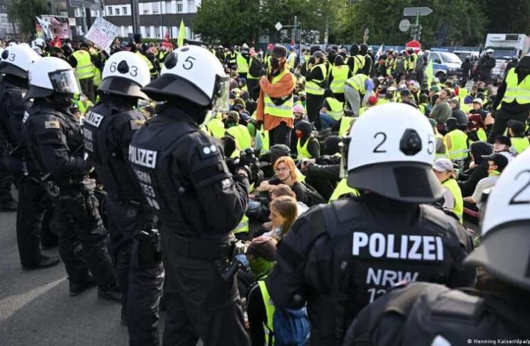 Németország: Az AfD kongresszusa ellen tiltakozó szélsőbalosos tüntetők csaptak össze a rendőrökkel