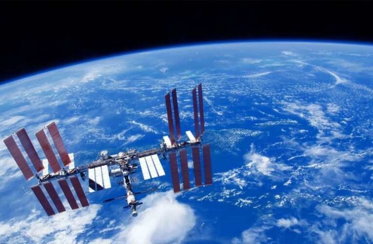 Felrobbant egy orosz műhold, a Nemzetközi Űrállomás legénysége fedezékbe húzódott