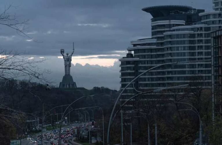 Az ukrán média szerint Kijevben közterületen játszották le az orosz himnuszt