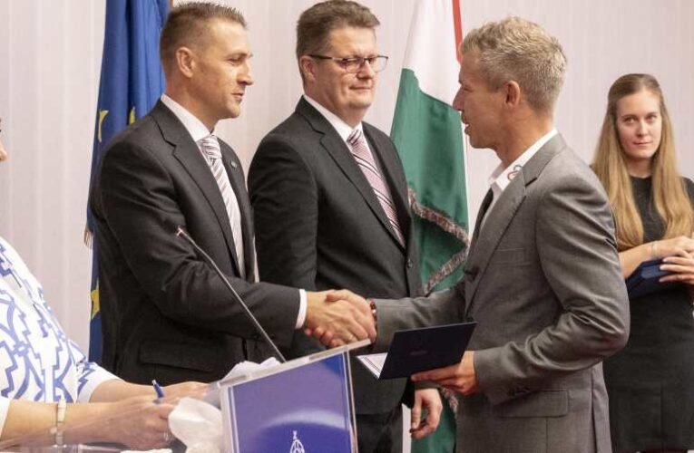 Átvették megbízólevelüket az EP-képviselők – Magyar Péter is…