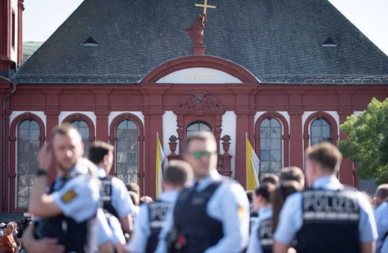 Rendkívüli: szélsőbaloldali támadó késelte meg az AfD politikusát