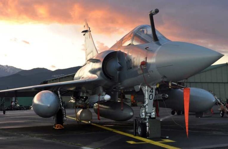 Macron: Franciaország Mirage vadászrepülőket ad át Ukrajnának