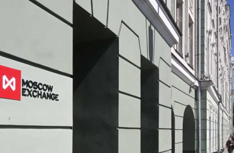 RT: Leállt a dollár és az euró kereskedése a moszkvai tőzsdén