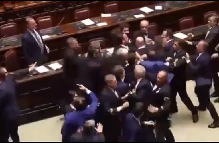 Tömegverekedés tört ki az olasz parlamentben (videó)
