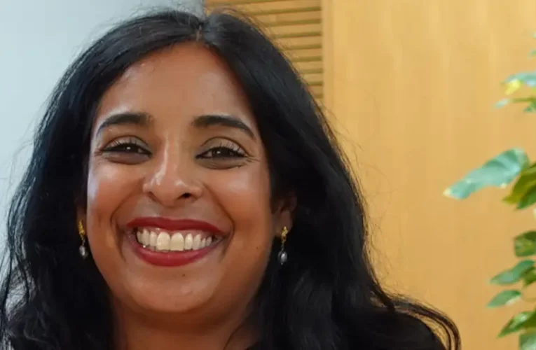 A norvég kulturális miniszter pucér kebleit mutogatta az LMBTQ+ büszkeség napján (videó)