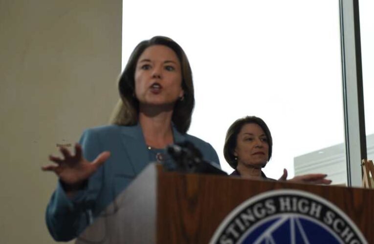 Újabb demokrata párti képviselő szólította fel az elnökjelöltségtől való visszalépésre Joe Bident