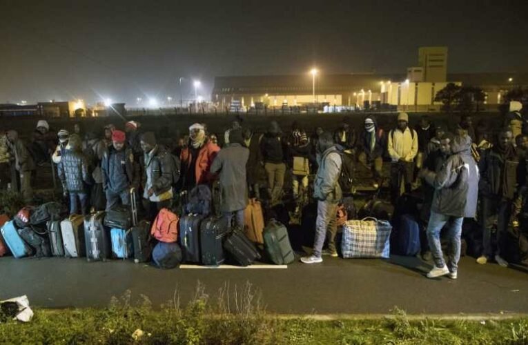Tovább él a calais-i dzsungel: innen zúdulnak a migránstömegek a La Manche csatornára