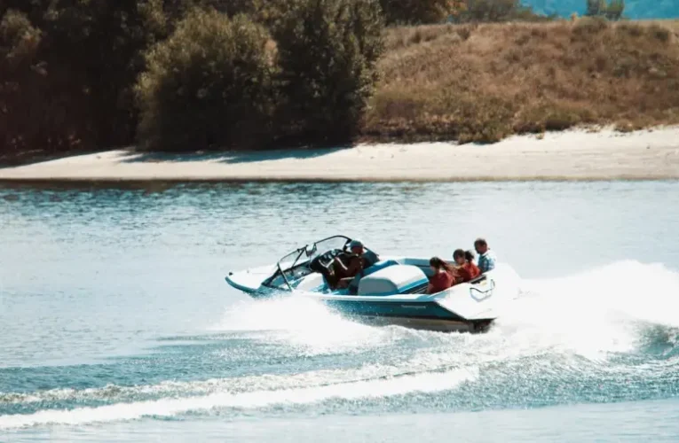 Robbanás történt egy hajón a Dunán, mindenki vízbe ugrott