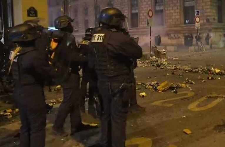 Romokban Párizs – a szélsőbal a győzelmét ünnepelte, szokásának megfelelően (videó)