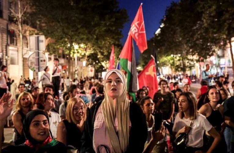 Jégkorszakba lépő Franciaország: tömegtüntetést robbant ki Macron „királyi vétója”