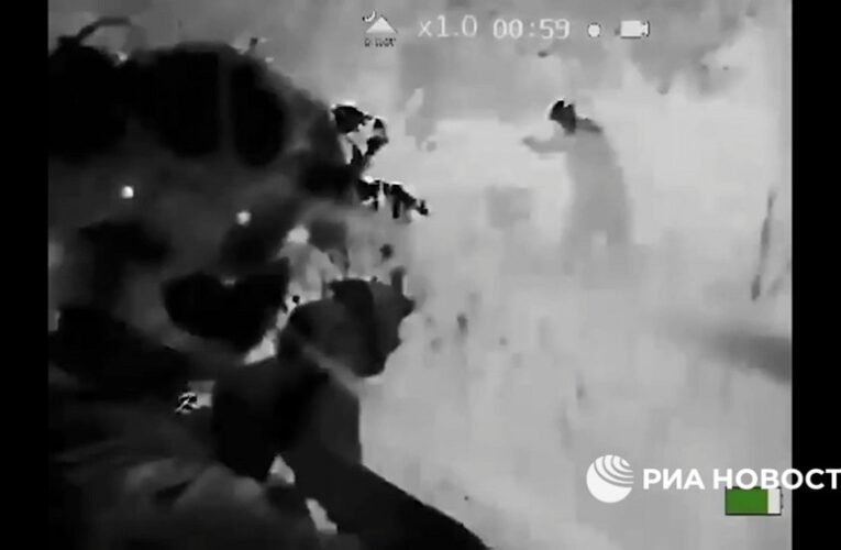 Négy ukrán katona flakonokból készült tutajokon menekült át az orosz erőkhöz (videó)