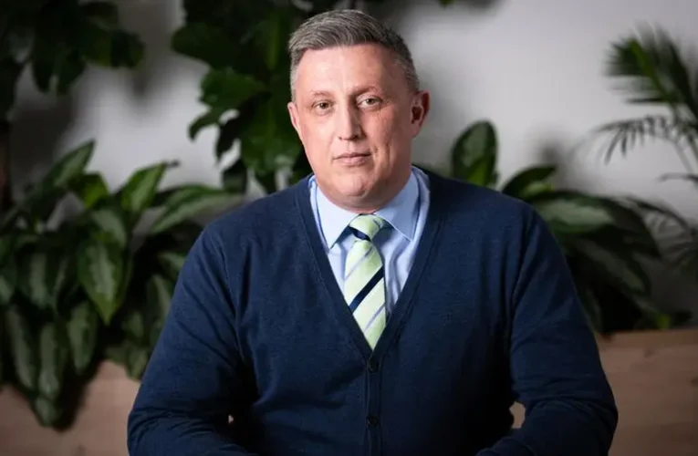 „Azok után, amit tettem, nincs helyem a közéletben” – lemondott a Fidesz EU képviselője