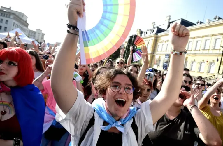 A bolgár parlament váratlanul betiltotta az „LMBTQ+ propagandát” az iskolákban