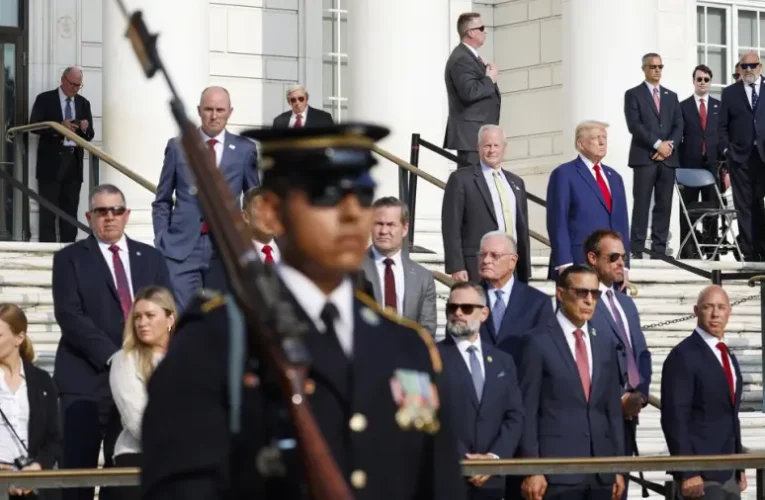 Incidens zavarta meg Donald Trump részvételét az Arlingtoni Nemzeti Sírkertben tartott koszorúzáson