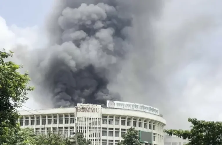 Lemondott Banglades miniszterelnöke és elmenekült az országból