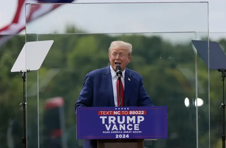 Fegyverest észleltek, majd lövéseket adtak le a Trumpot védő titkosszolgálat emberei