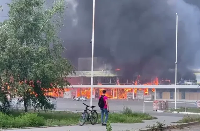 Bevásárlóközpontot ért ukrán támadás Donyeck városában