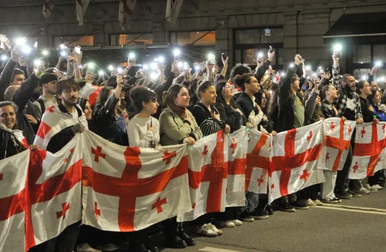 Orosz hírszerzés: Washington „színes forradalmat” készít elő Tbilisziben