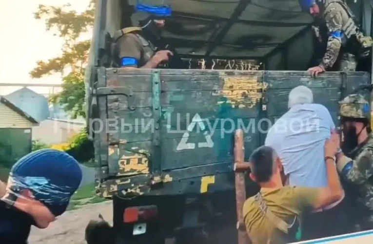 A kurszki területre betört ukrán egységek egy nagyapát raboltak el az unokájával együtt