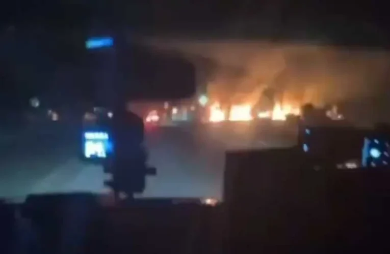 Szétlőtték az orosz konvojt, rengeteg a halott (videó)