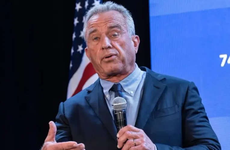 Robert F. Kennedy Jr. visszalép az elnökjelöltségtől és Donald Trumpot támogatja