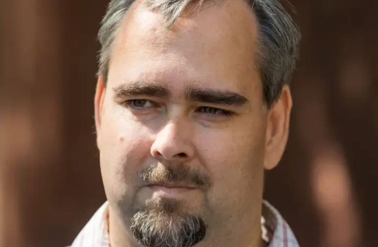 Fogdából tette le hivatali esküjét Óbuda polgármestere