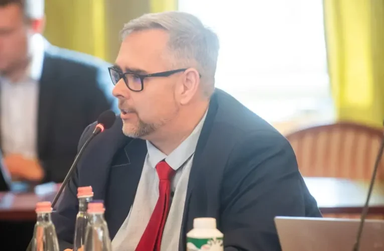 Nemrég szabadult a börtönből, máris nyolc óvodát záratna be Óbuda DK-s polgármestere