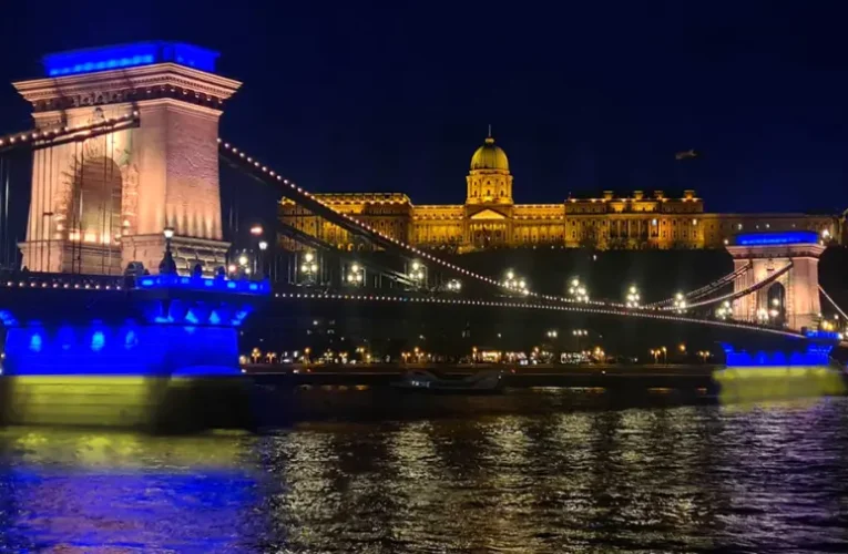 Karácsony ukrán nemzeti színűre festette a Lánchidat