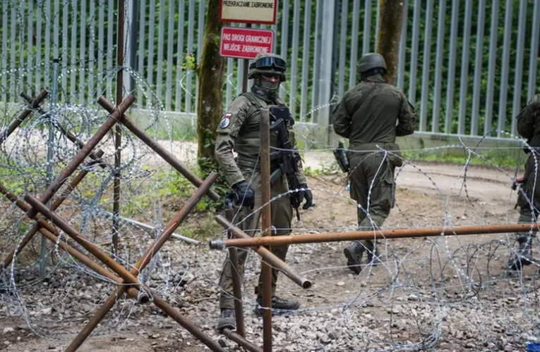 Mostantól Lengyelország határőrsége akár agyon is lőheti a migránsokat