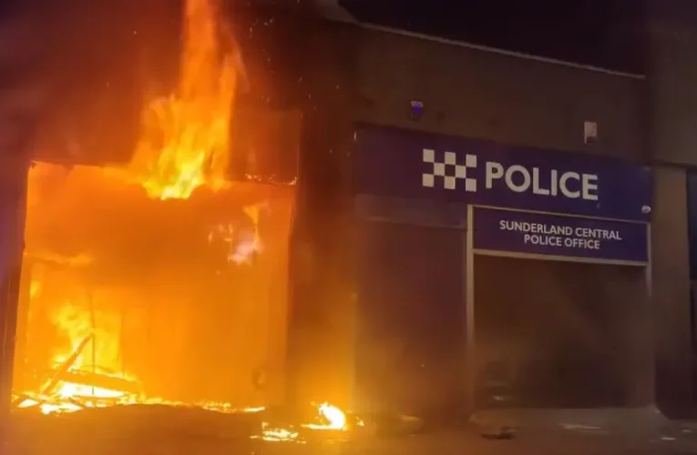 Nagy-Britanniában letartóztattak több embert „gyűlöletkeltő” Facebook-bejegyzések megosztása miatt