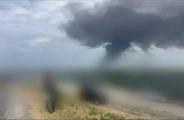 Ukrajna egy üzemanyagtartályokat szállító vasúti kompot támadott meg Dél-Oroszországban (videó)