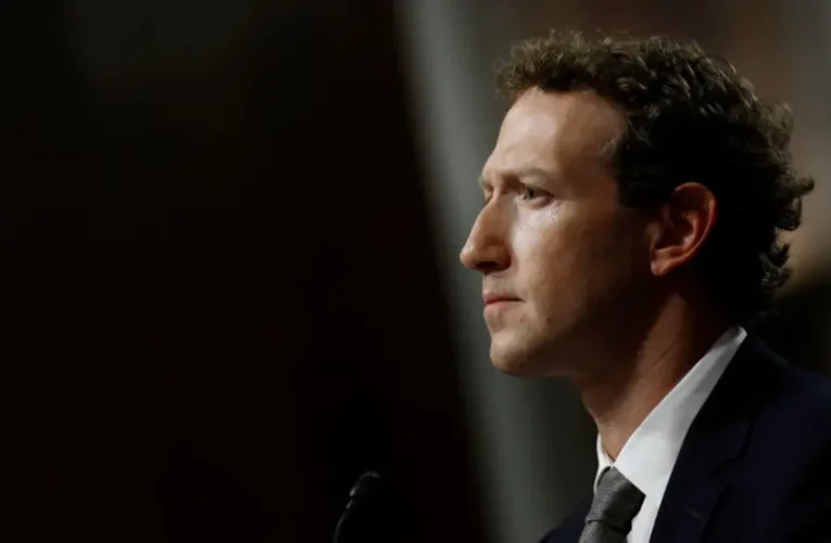 Zuckerberg elvtársi önkritikát gyakorolva beismer és helyezkedik, pedig börtönben lenne a helye…