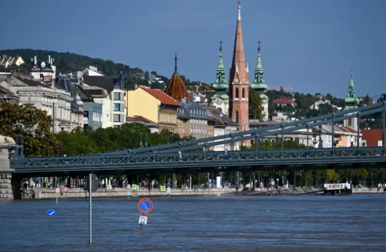 Búvárok mentettek meg egy csónakjával felborult férfit, de volt, akit elárasztott otthonából szabadítottak ki a mentőegységek