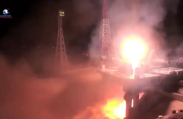 Ritkán látható felvételek jelentek meg arról, ahogy a Szojuz űrhajó három űrhajóssal a fedélzetén megérkezett a Nemzetközi Űrállomásra