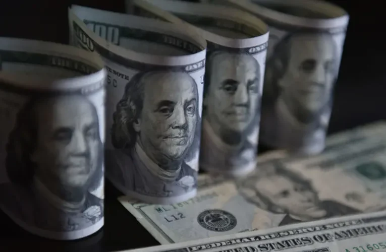 Ukrajna fizetésképtelen, miközben a Nyugat felére csökkentette a pénzügyi segélyeket