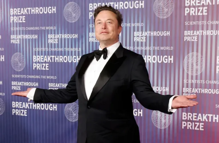 Elon Musk lehet az első dollártrilliárdos