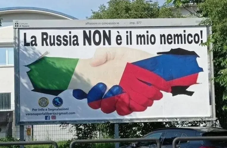 Olaszországban „Oroszország nem az ellenségünk” feliratú plakátok jelentek meg