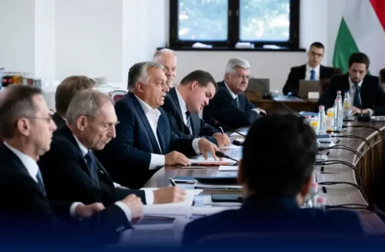 Ezért tilos mobiltelefont bevinni a kormányülésre (videó)